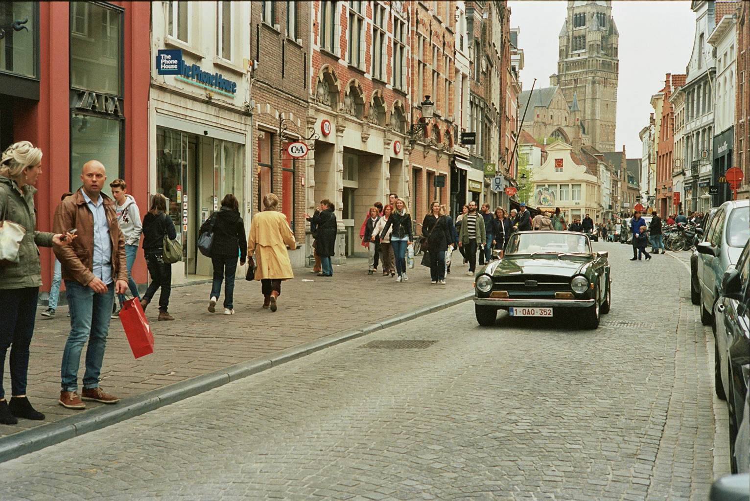 Private passenger cars hardly enter old towns. In Brugge old-timers fit the scene